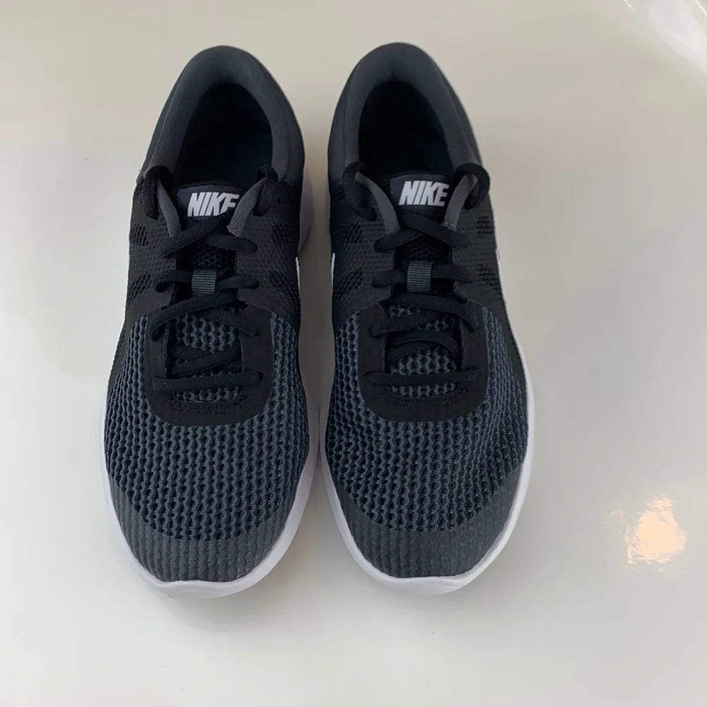 NWT! Nike  Revolution 4 (WIDE) GS 6 Youth - Picture 4 of 11